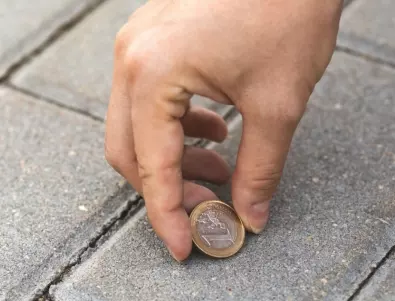 Защо хората слагат монета под изтривалката, преди да излязат от дома?