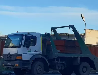 Камион за боклук помете пет коли във Владая, шофьорът не бил в него