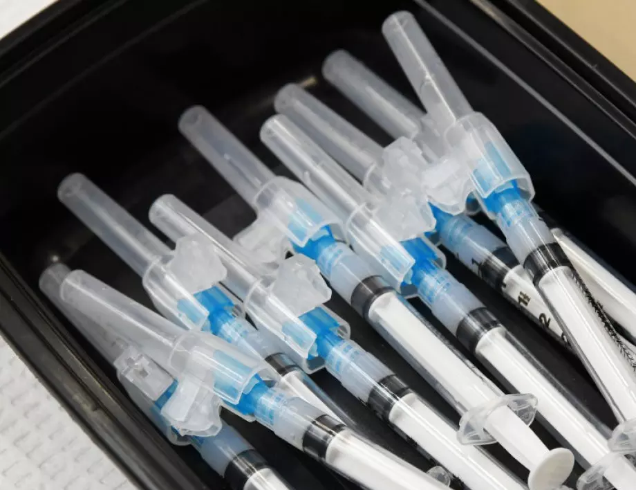 Проф. Георги Момеков: Хората трудно интерпретират информацията за ваксините