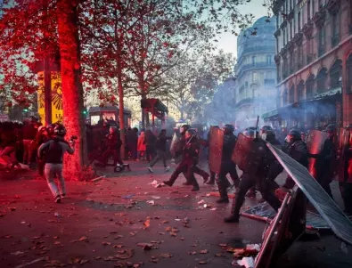 Париж на бунт срещу противоепидемичните мерки