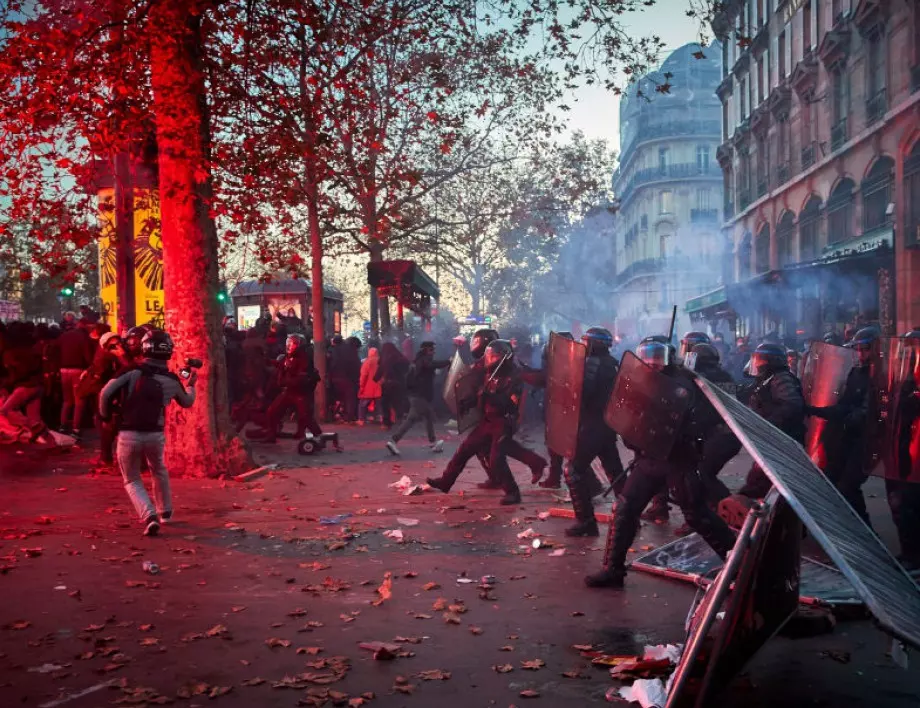 Париж на бунт срещу противоепидемичните мерки