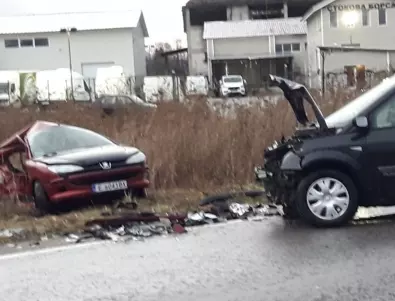 Двама души пострадали при катастрофа край Банско