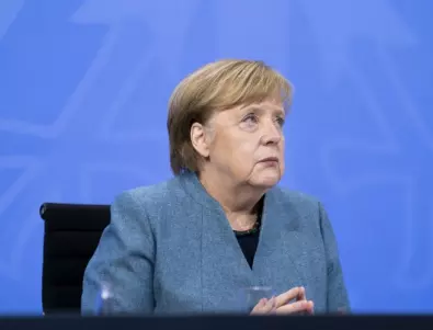 Призовават Меркел да се ваксинира