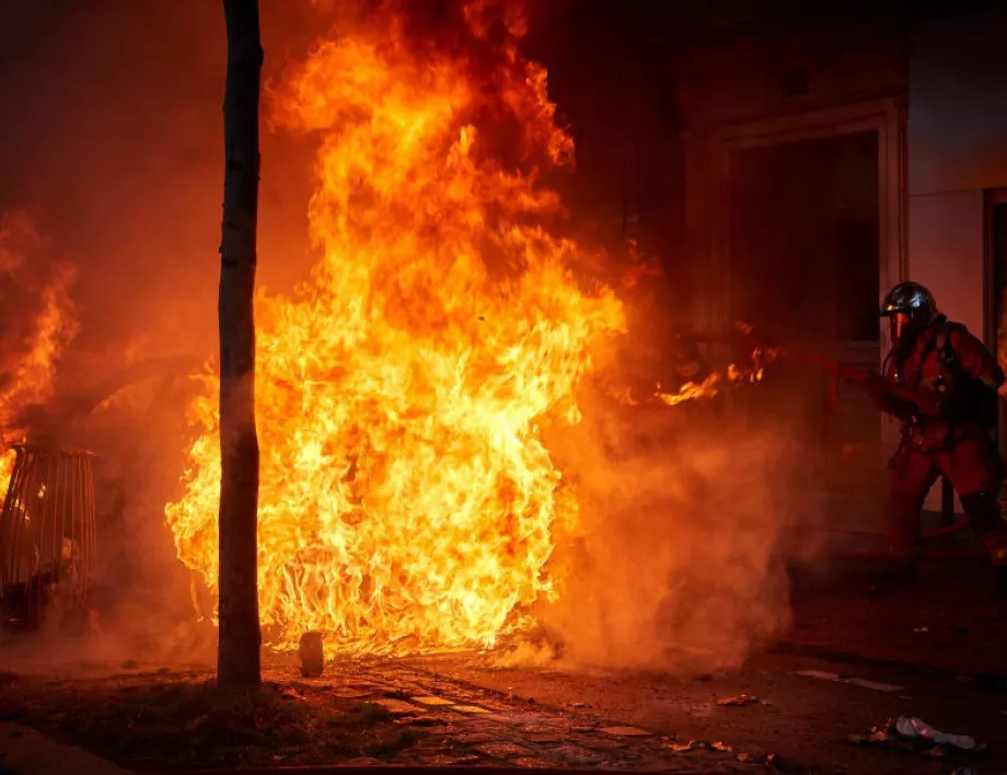 Часове наред пожарникари се бориха срещу огнения ад в Стара Загора (ВИДЕО)