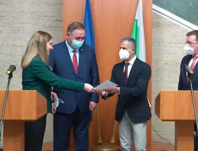 Министър Ахладова връчи удостоверение за българско гражданство на д-р Заргар