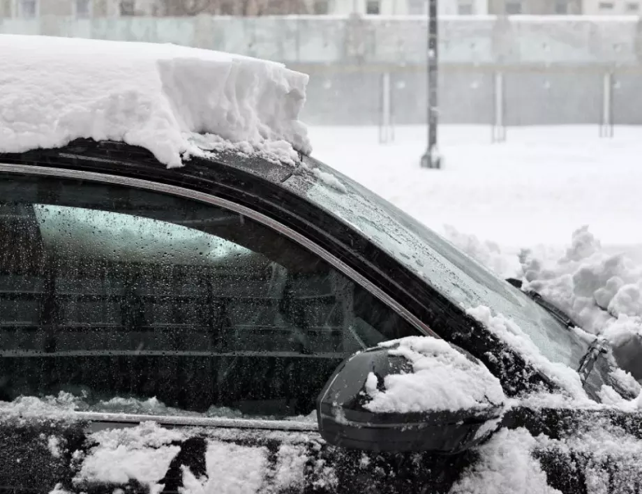 7 неща, които НЕ трябва да оставяте в колата си на студено