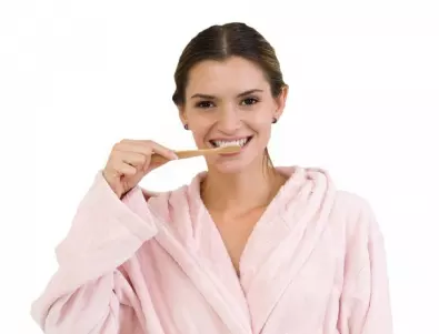 ГРЕШКИТЕ, които повечето от нас допускат, докато мият зъбите си