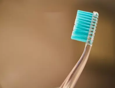 Вижте как правилно да дезинфекцирате четката си за зъби, за да се предпазите от бактерии 
