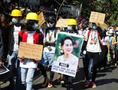 Военните в Мианмар помилваха хиляди затворници