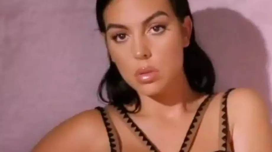 ВИДЕО: Джорджина се пусна по изрязан бански в рекламен клип