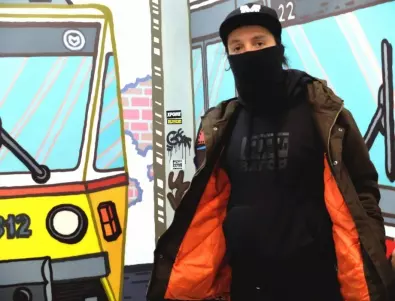 Алекси Иванов, който нарисува 100 лица върху софийски трамвай: Нещо, направено със спрей, не е графити или улично изкуство
