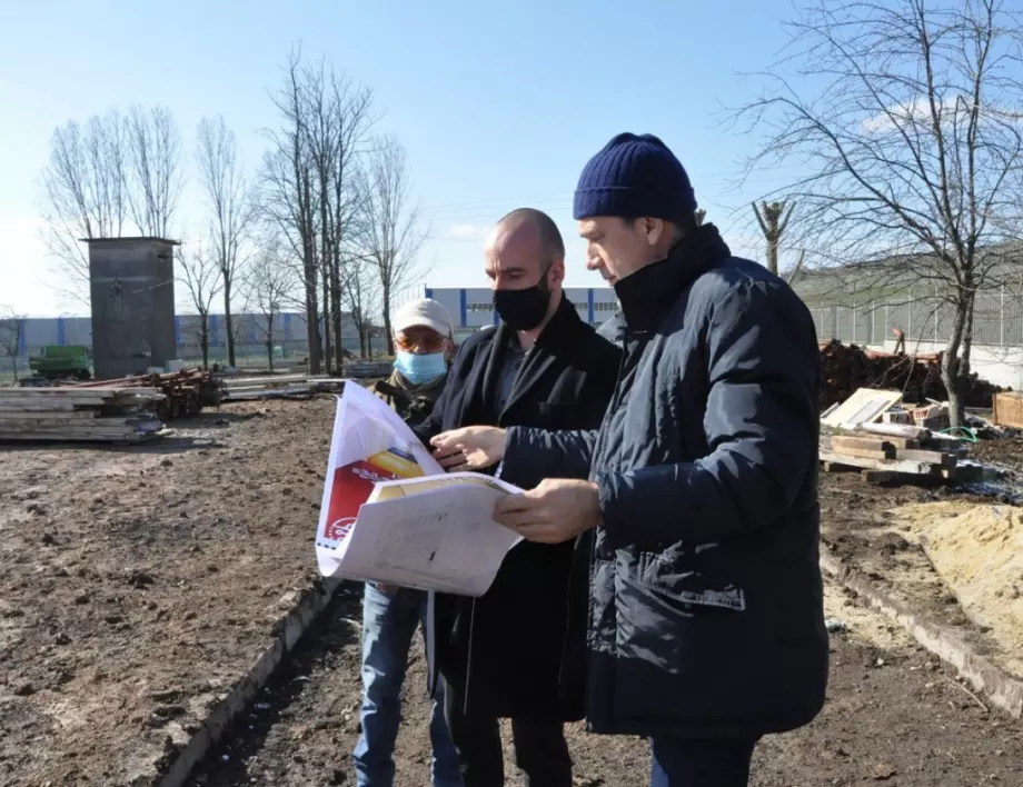 Кметът на Бургас инспектира строежа на новия корпус на гимназията по програмиране (СНИМКИ)
