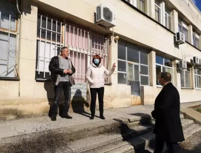 Кметът на Казанлък инспектира ремонта на поликлиниката в града