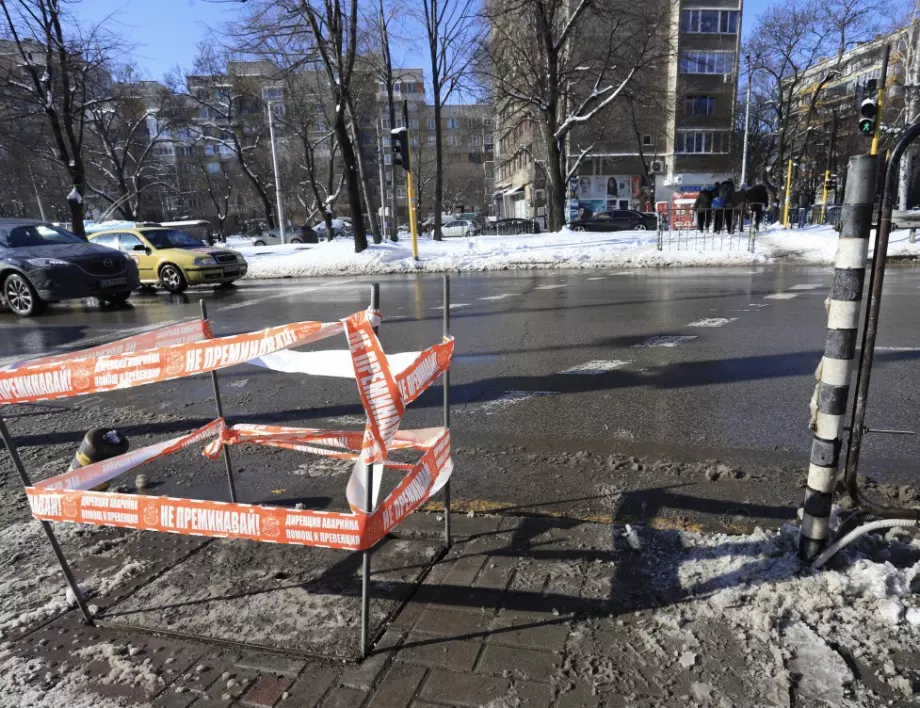 Издаден е акт за незаконно строителство на светофара при болница "Иван Рилски", където младеж почина от токов удар