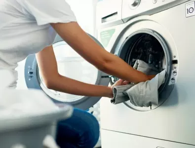 Грешките, които допускаме при пране на дрехите и вредят на здравето ни