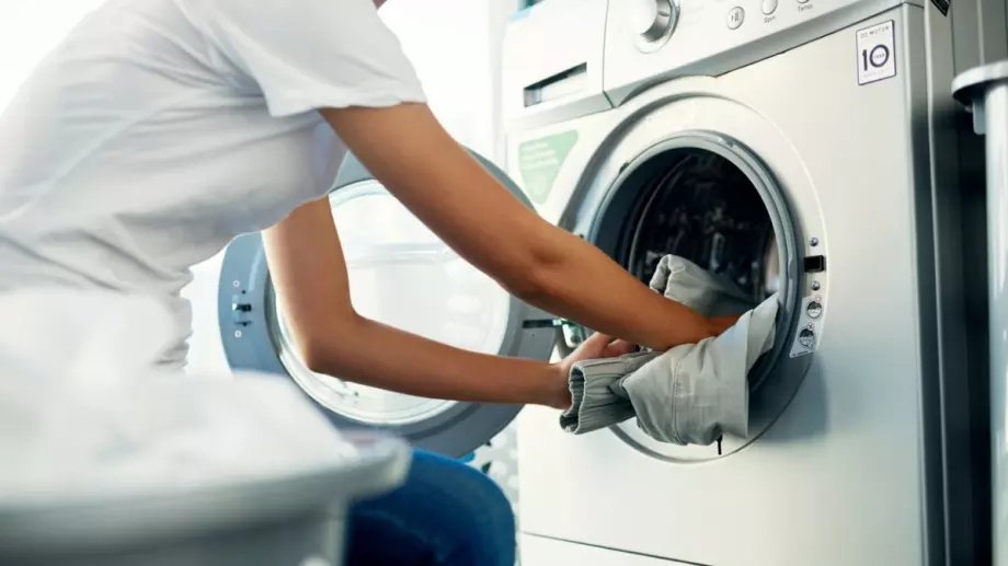 Топ трик – ето защо опитните домакини слагат гъба в пералнята