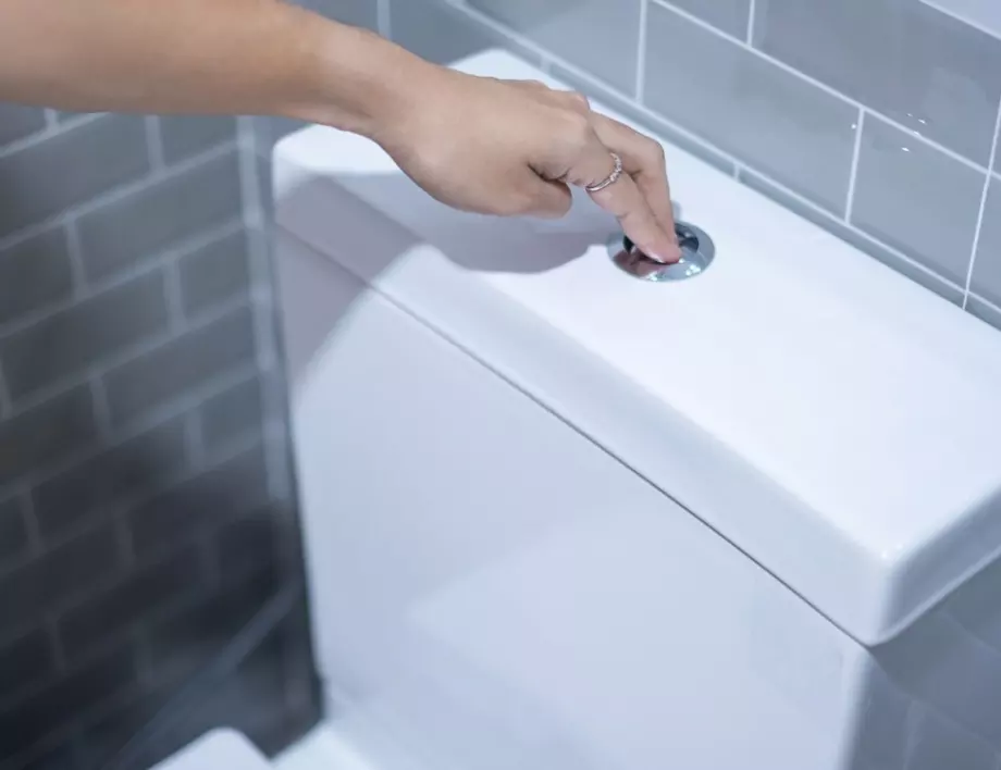 Евтин трик – сложете паста за зъби в тоалетното казанче и ще забравите за скъпите препарати