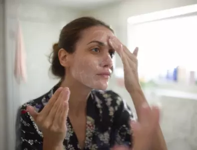 Почистващо олио за лице – тайната на бляскавата кожа през зимата