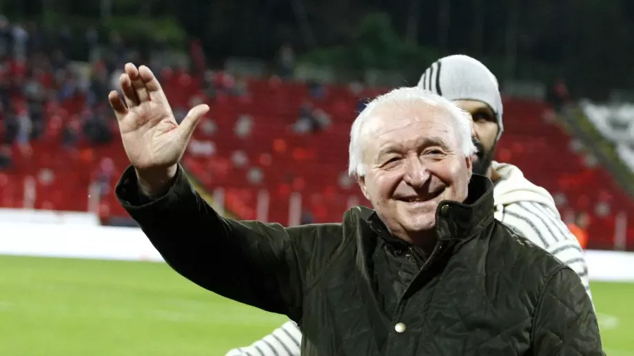 "Достоен съперник, отличен нападател и човек с огромно сърце" - българските отбори почетоха Петър Жеков