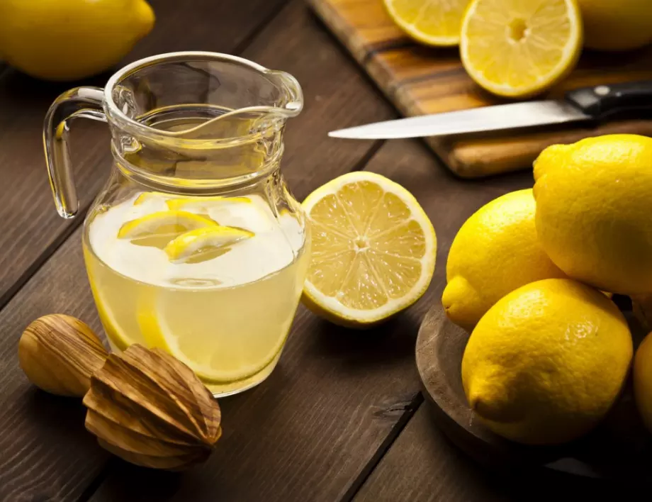 Домашната лимонова напитка, която ще ви разхлади и ще стопи коремните мазнини