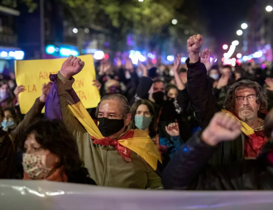 Задържани са трима от протестиращите в Испания, полицията използва сила