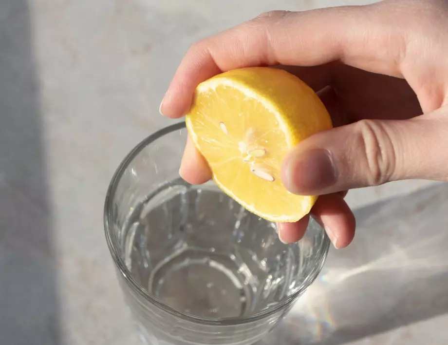 За кои хора не е полезно пиенето на топла вода с лимон на гладно?