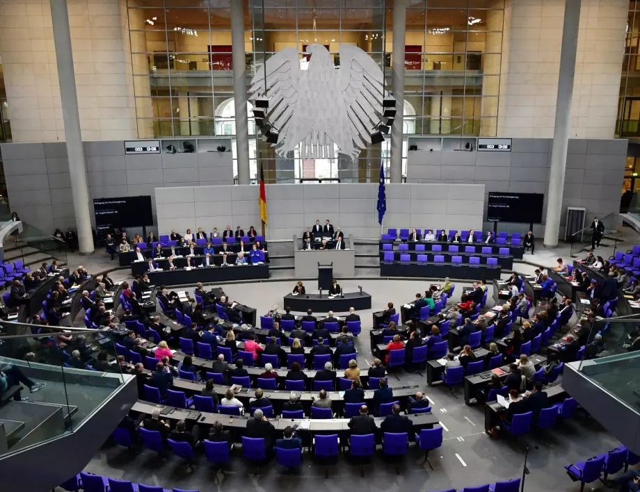 Изборите в Германия: Социалдемократите и съюзът на Меркел с много близки резултати