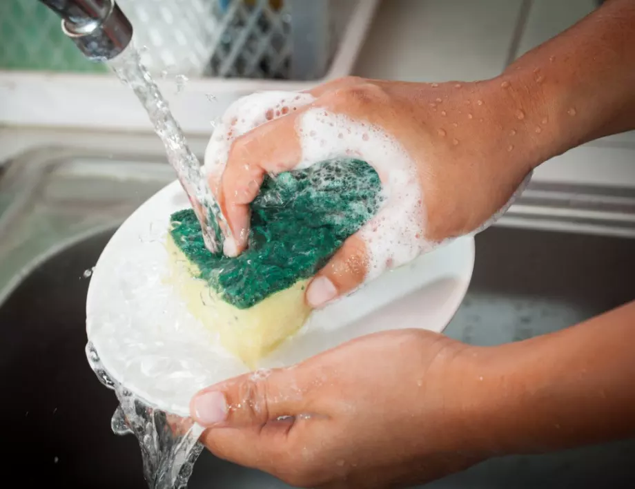 Най-големите грешки при миене на съдовете, които съсипват здравето ни