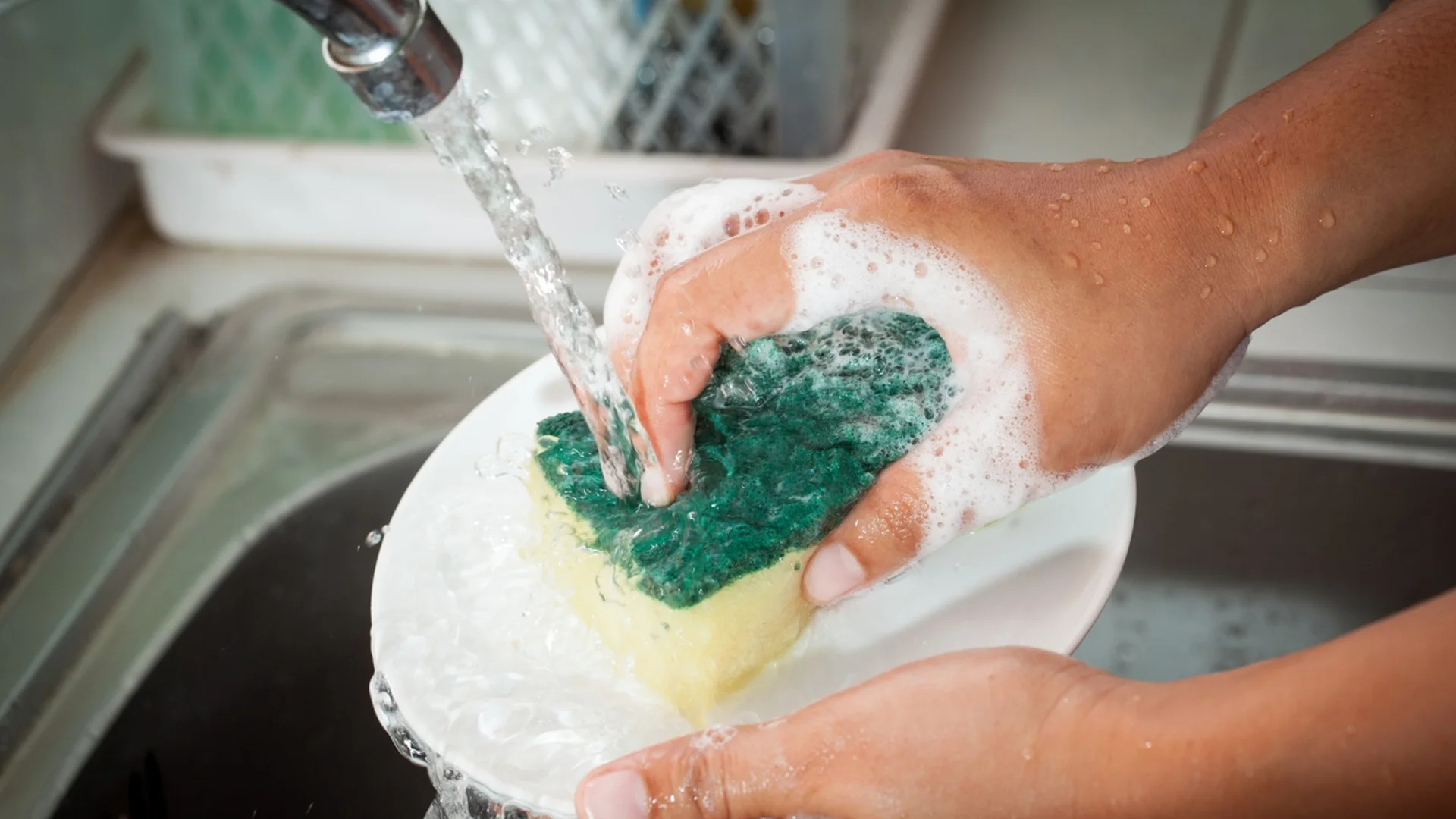 Какви скрити опасности крие обикновената гъба за миене на съдове?