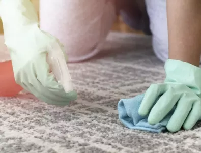 Мързеливите домакини ще ви научат как да почистите космите от килима с тези лесни трикове!