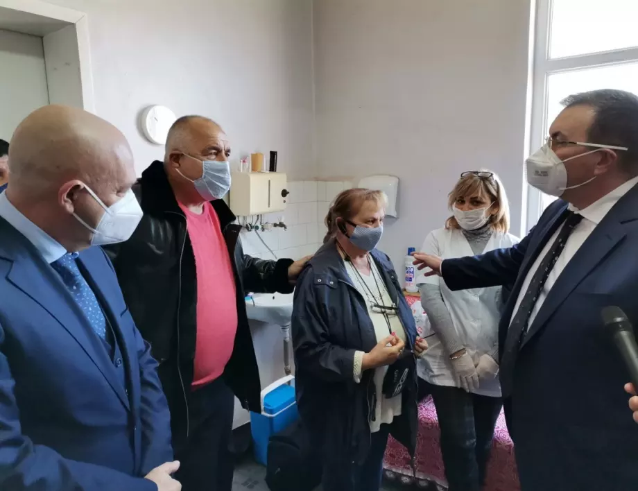 Мутафчийски: Само в България има спор коя ваксина е по-добра