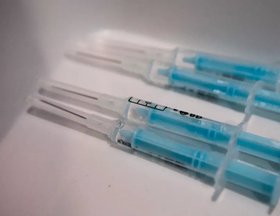 Проучване: Рискът от предаване на COVID-19 след ваксинация е по-малък