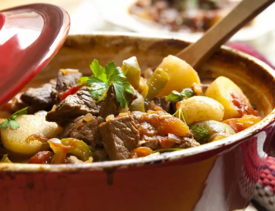 Рецепта за традиционен български гювеч със свинско месо и зеленчуци