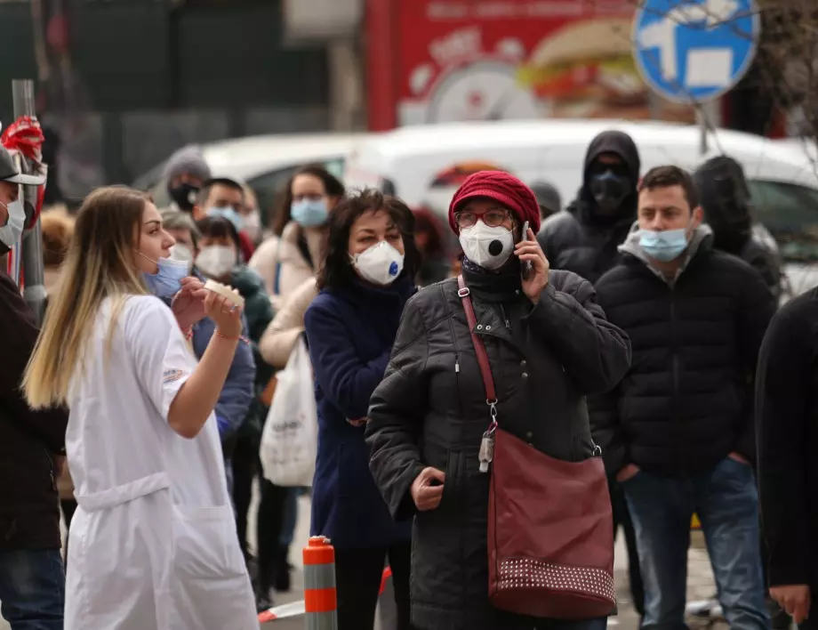 500 ваксини поставиха медиците в пунктовете на открито в София