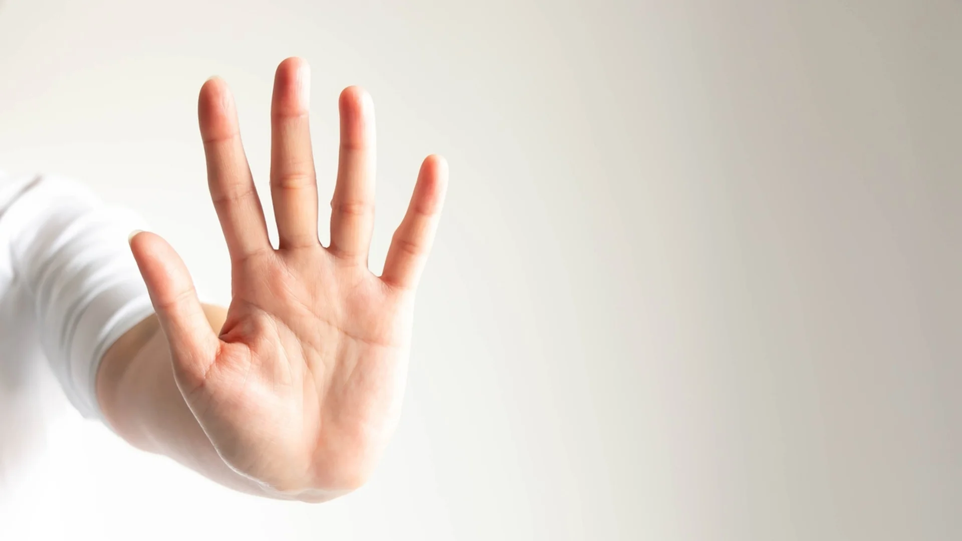 Защо ви сърби лявата ръка: знаци по време и част от деня - суеверия