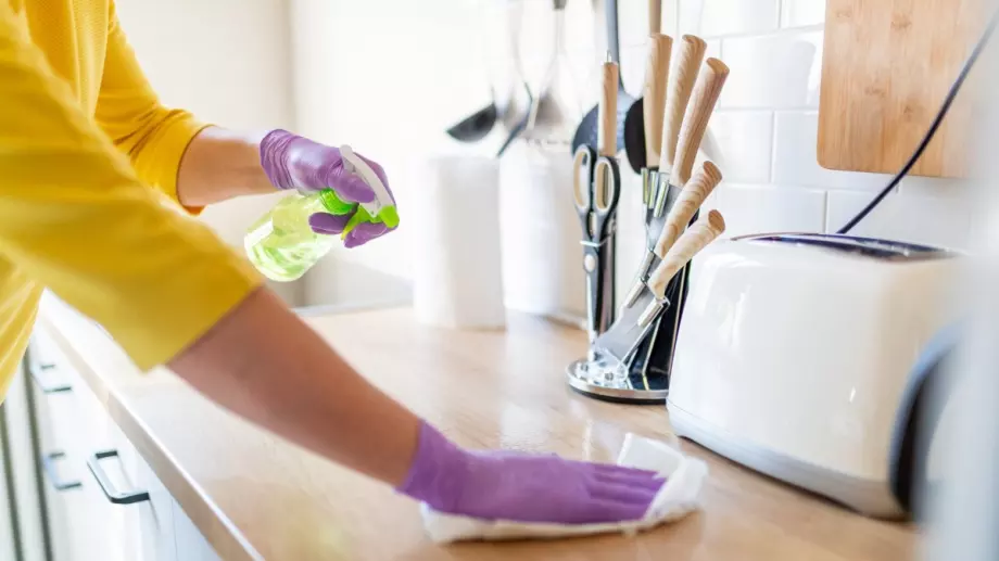 Хитрите домакини винаги чистят кухнята така и от мазните петна не остава следа