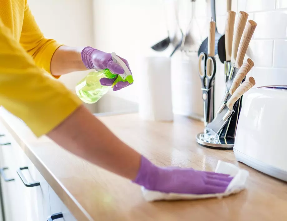 Почистете от мръсотия и не надраскайте: Как да измиете плота в кухнята бързо и ефективно?