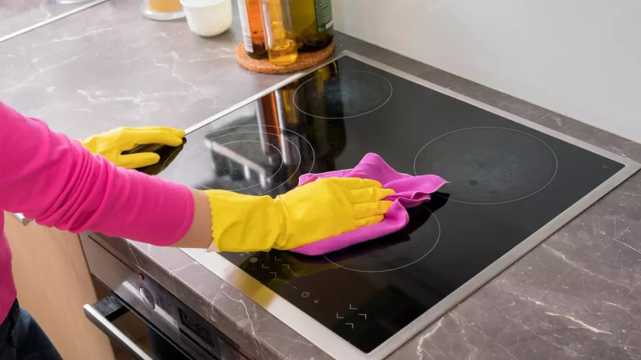 Как да изчистя фурната от зогаряло? Всяка домакиня трябва да знае това!