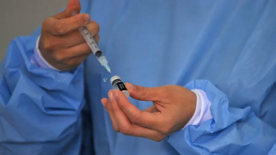 Епидемиолог: Засега няма данни за по-висока заболеваемост сред ваксинираните