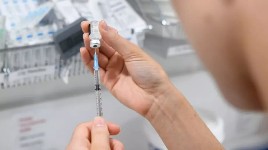 Великобритания започва ранна ваксинация заради мутация на COVID-19
