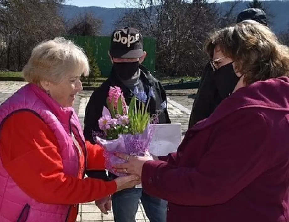 Кметът на община Ловеч Корнелия Маринова се срещна с жители на с. Лешница
