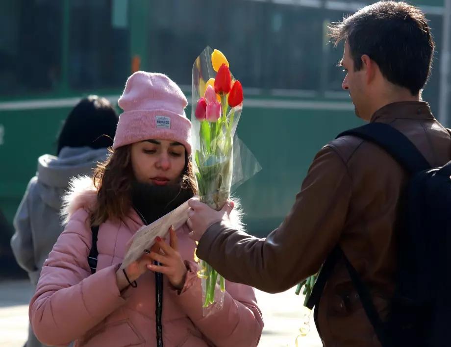 Българинът хваща последния момент, за да купи цветя за своята половинка