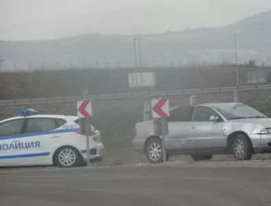 Лек и товарен автомобил се удариха край Благоевград, трима са пострадали