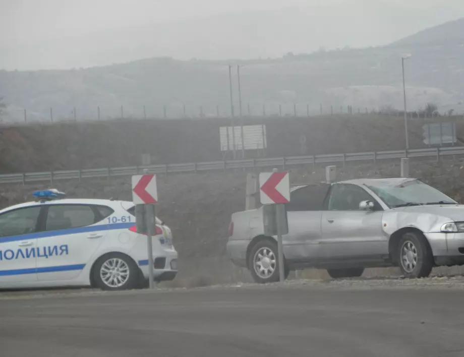 Лек и товарен автомобил се удариха край Благоевград, трима са пострадали