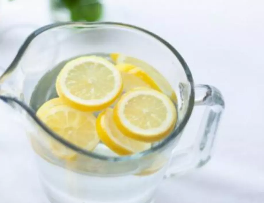 Девет причини да започнете да пиете лимонова вода още днес