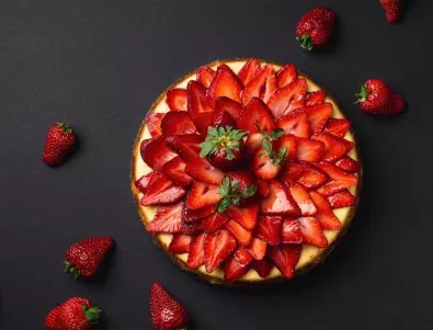 Вкусна домашна торта с череши и ягоди