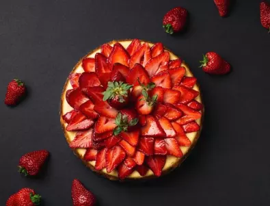 Домашна бисквитена торта с ягоди