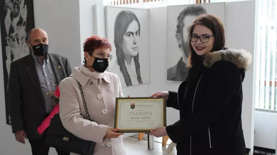 Кметът на Тетевен посети изложбата на тетевенската художничка Моника Матева   