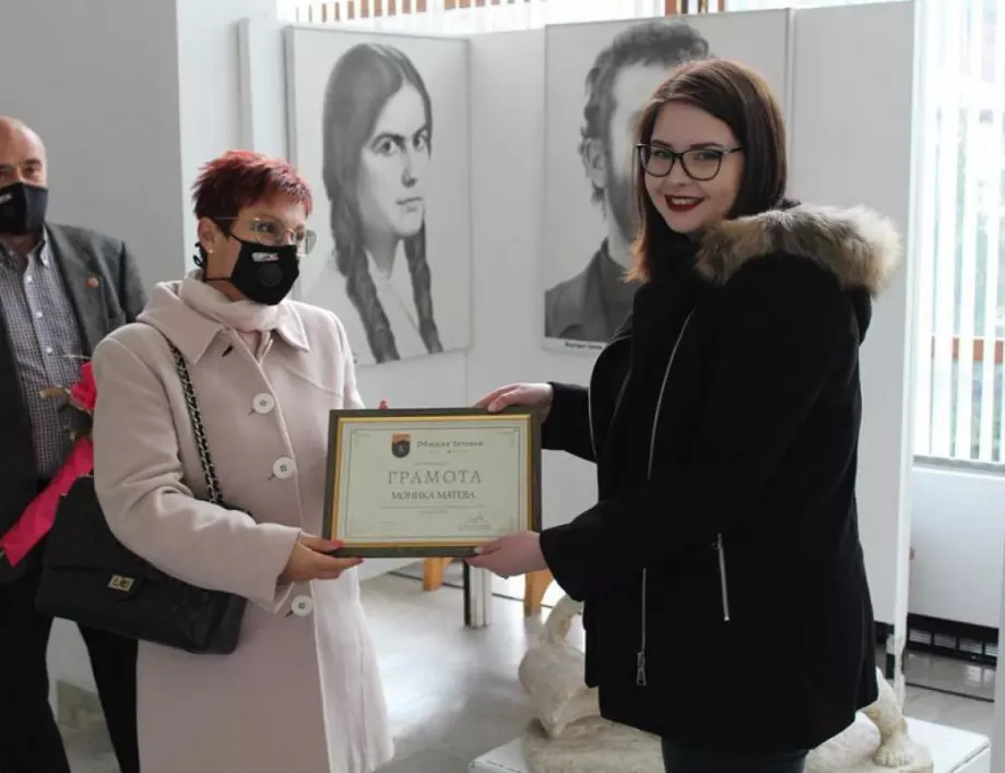 Кметът на Тетевен посети изложбата на тетевенската художничка Моника Матева   