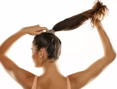 Лекари предупредиха за опасностите от връзване на косата на стегната опашка през нощта